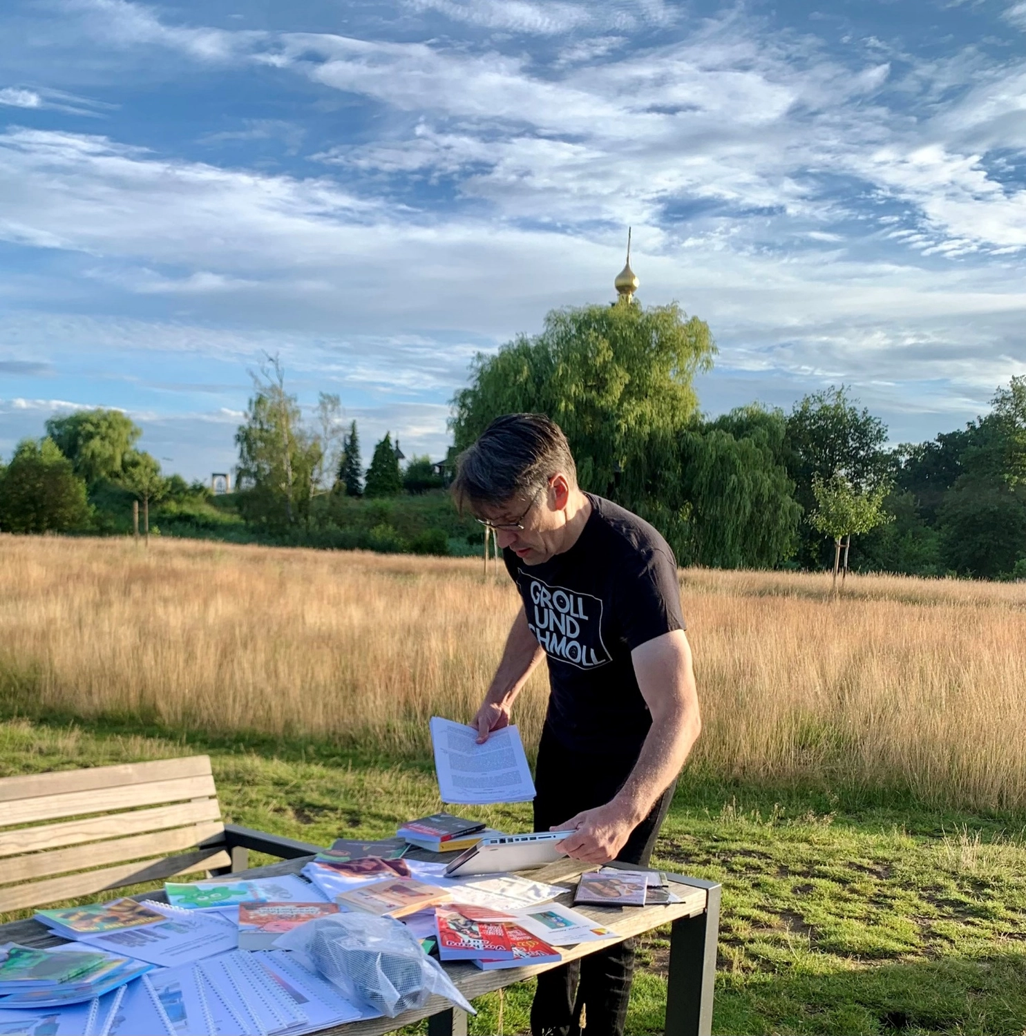 Peter Futter Schneider – Geschichten aus Büchern werden durch Bühnenaufführungen zum Leben erweckt – Mann und Bücher im Gifhorn Castle Park