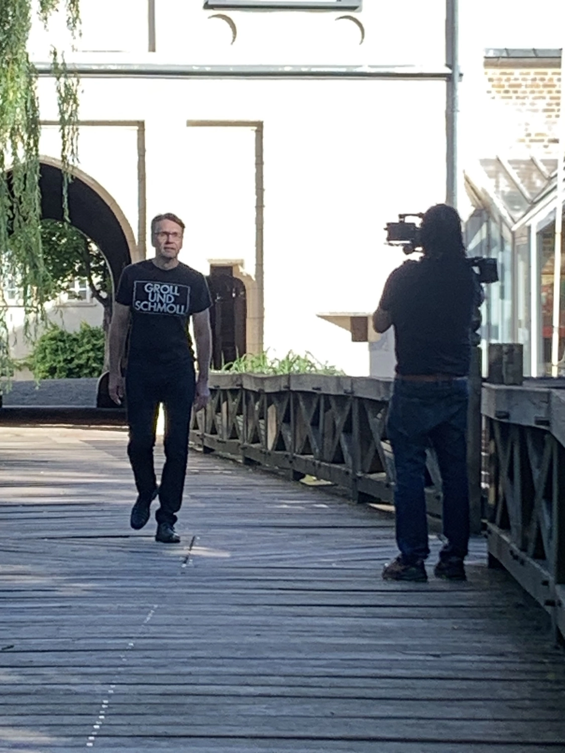 Peter Futter Schneider – Geschichten aus Büchern werden durch Bühnenaufführungen zum Leben erweckt – Frau fotografiert Mann